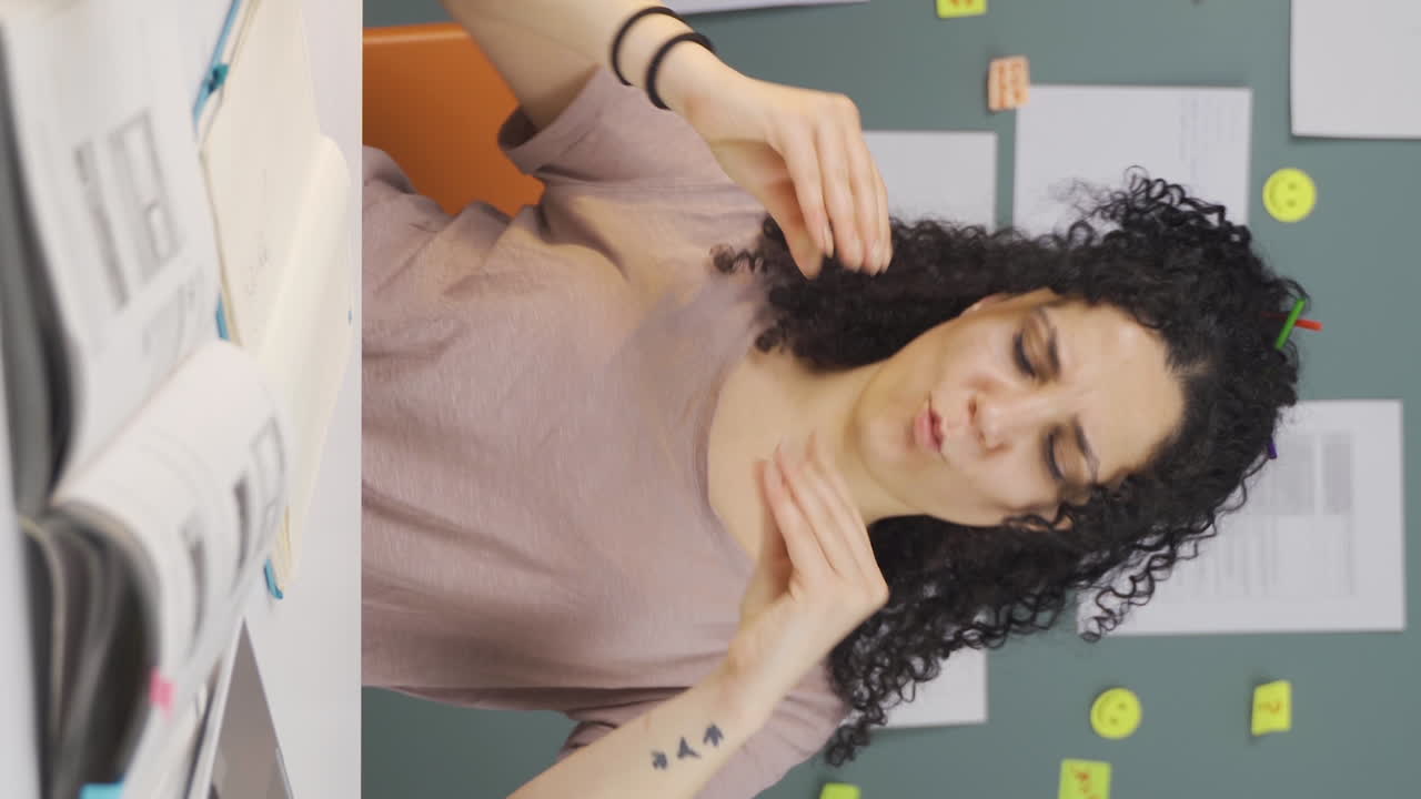 video vertical de una estudiante divertida y alegre.