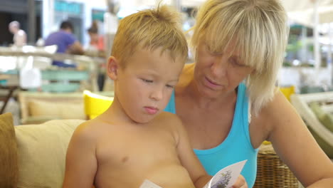 mujer leyendo un libro a un niño pequeño