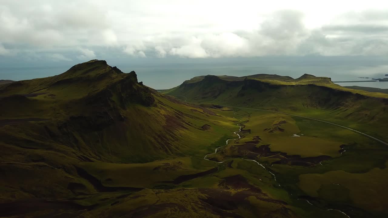 아이슬란드의 산골짜기에 흐르는 강의 공중 풍경