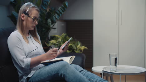mujer emprendedora con auriculares habla con un cliente en línea