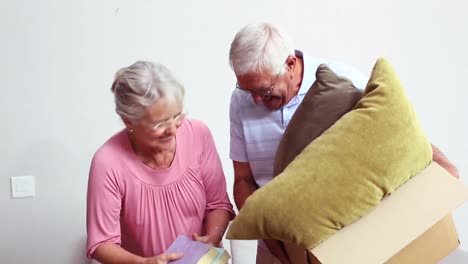 Senior-couple-packing-their-belongings