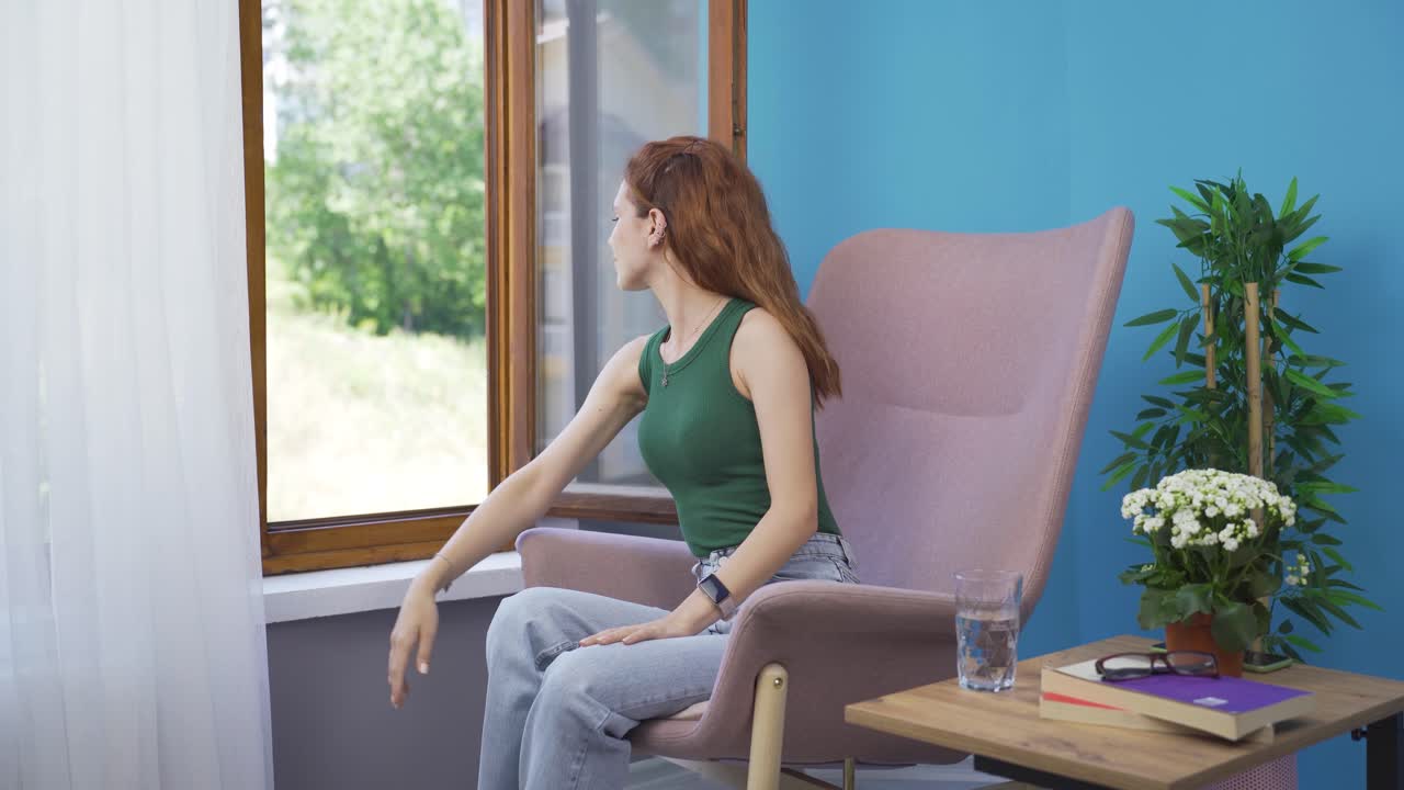 la mujer que abre las cortinas bostea y se relaja.