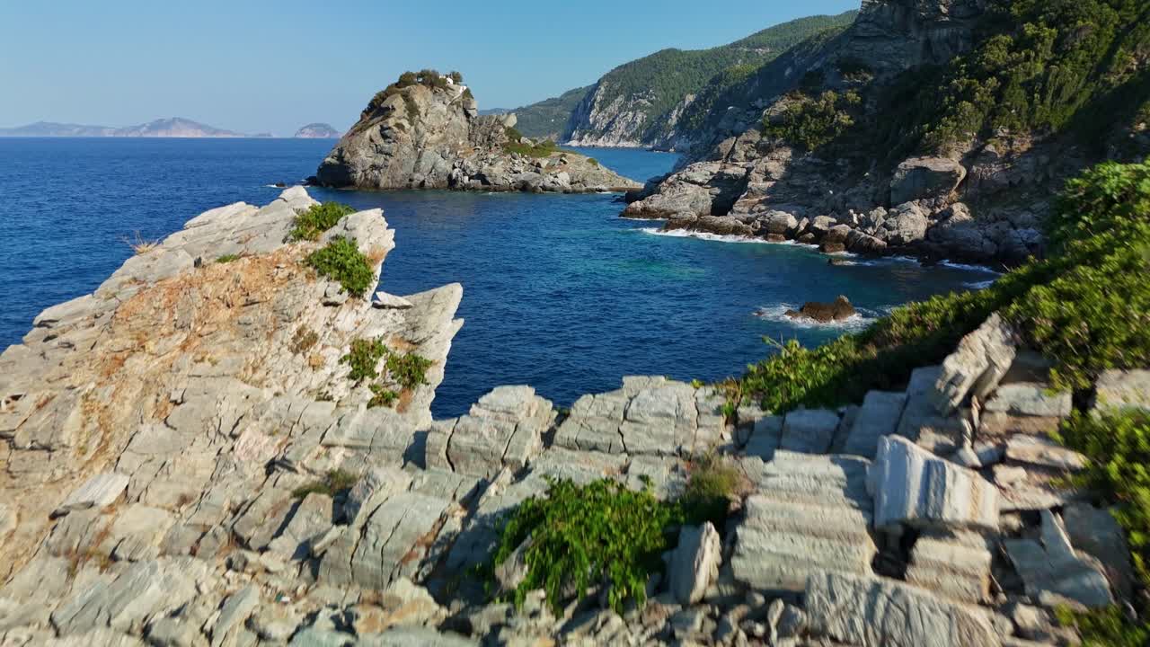 빛에서 균열과 질감이있는 거친 암석 형성, 공중에서 볼 수 있습니다.