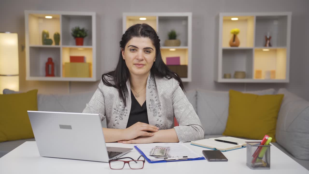 Mujer teletrabajadora recibiendo buenas noticias de la cámara.