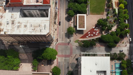 Vista-Aérea-De-Pájaros-Vista-Panorámica-De-Arriba-Hacia-Abajo-De-Las-Calles-Del-Centro-Que-Conducen-A-Lo-Largo-Del-Parque-Público.-Dallas,-Texas,-Nosotros