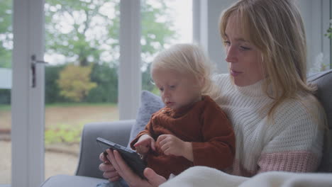 Mutter-Und-Sohn-Schauen-Zu-Hause-Während-Der-Lebenshaltungskosten-Energiekrise-Auf-Den-Smart-Meter