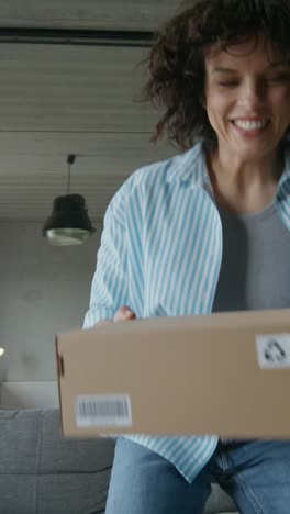 mujer recibiendo una caja de parto