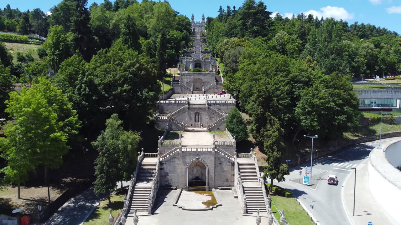 escaleras de la iglesia de lamego en portugal, de abajo a arriba