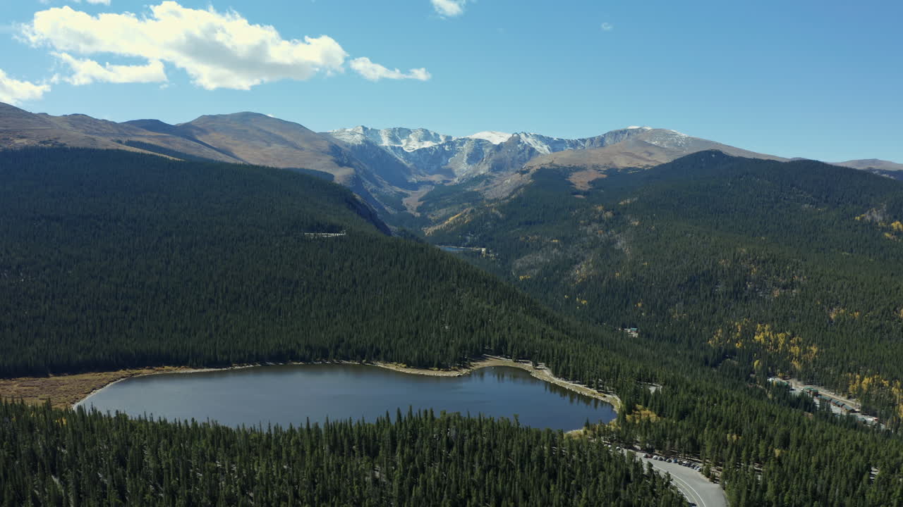 vista aérea del paisaje sobre el lago echo con mt evans colorado en el fondo, 4k