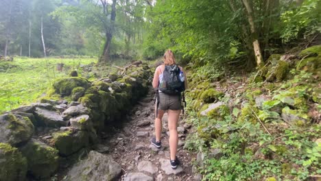 hermosa caminata por la naturaleza siguiendo a una joven caucásica