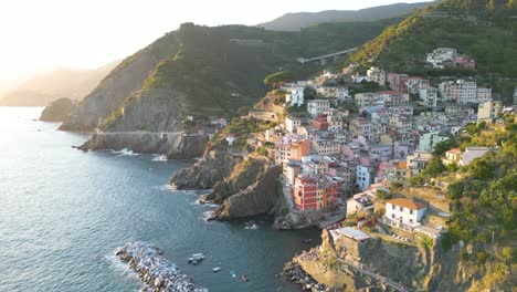 Increíble-Vista-Aérea-De-La-Costa-Italiana-De-Cinque-Terre-Al-Atardecer