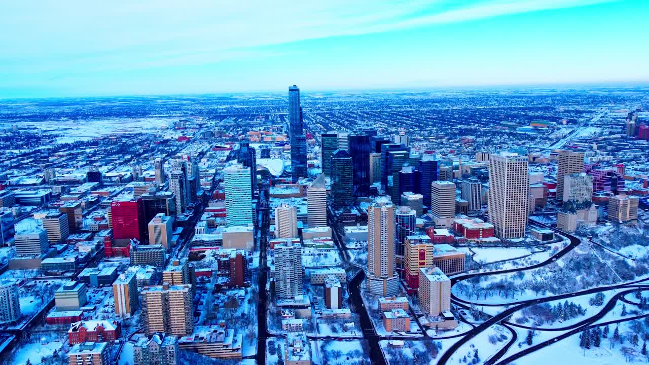 남쪽에서 북쪽으로 건물을 내려다보는 겨울 공중 비행 다운타운 에드먼턴