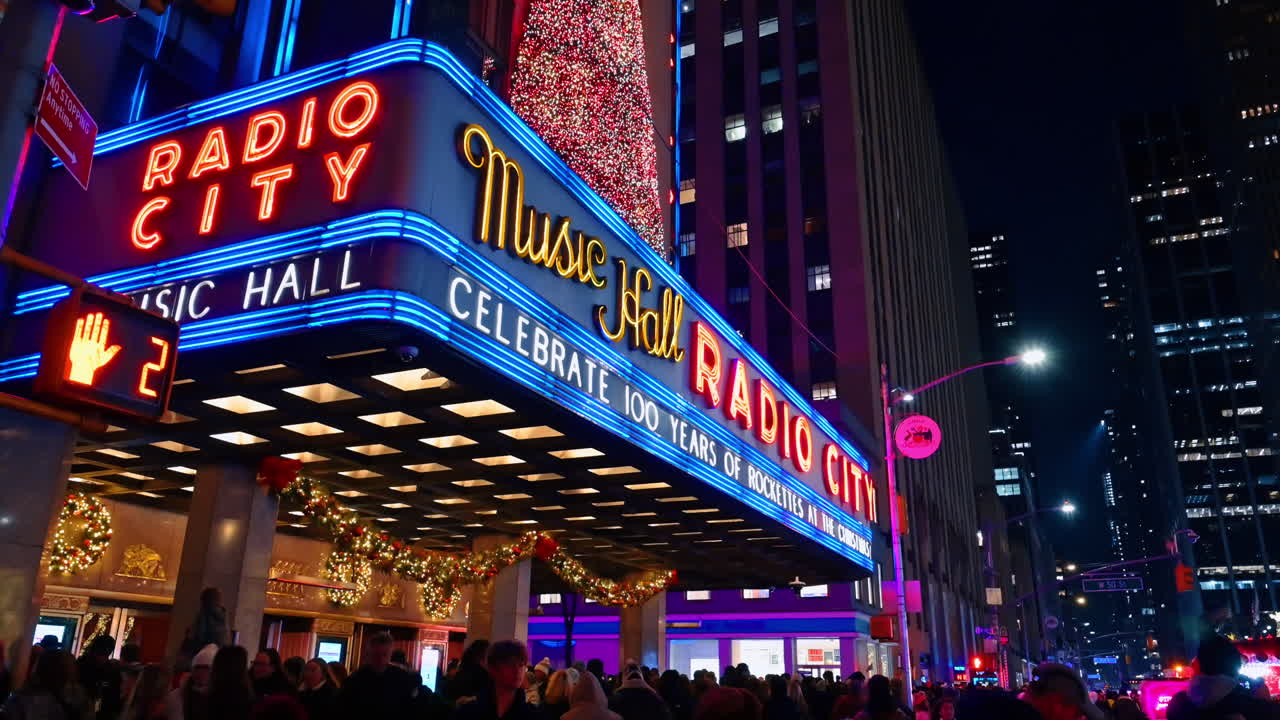 New York, USA, 5. december 2025: Detaljeret billede af Radio City Music Halls markise i forbindelse med 100-års jubilæet. Farverigt detaljebillede af Radio City Music Halls markise fremhævet af blåt neonlys