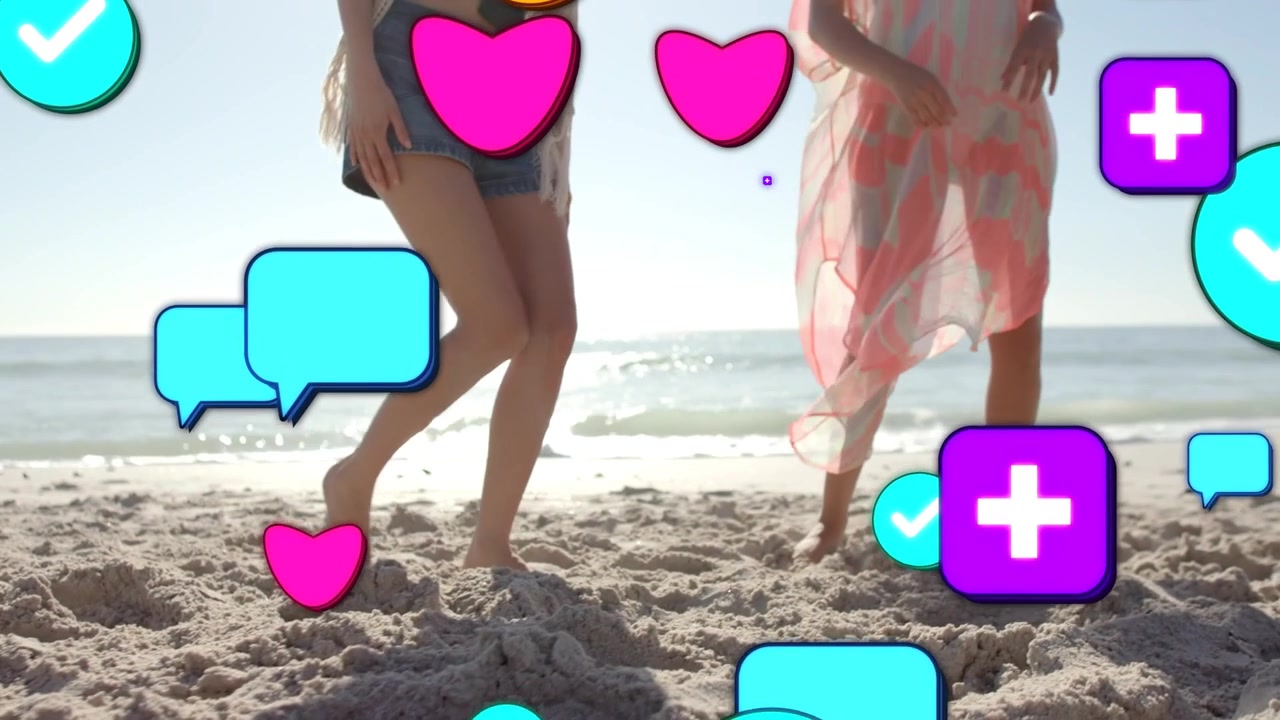 Amici che giocano a calcio su una spiaggia assolata, con icone di social media che si alzano e oscurano i piedi