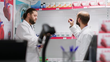 Equipo-De-Farmacéuticos-Que-Garantizan-El-Stock-De-Productos-En-Una-Farmacia.