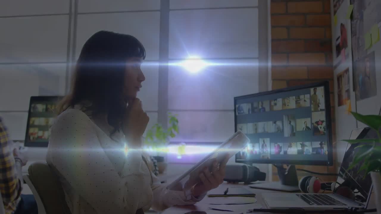 animación de senderos de luz sobre mujer de negocios caucásica usando tableta