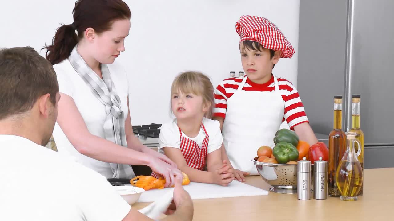 familia joven preparando comida en la cocina