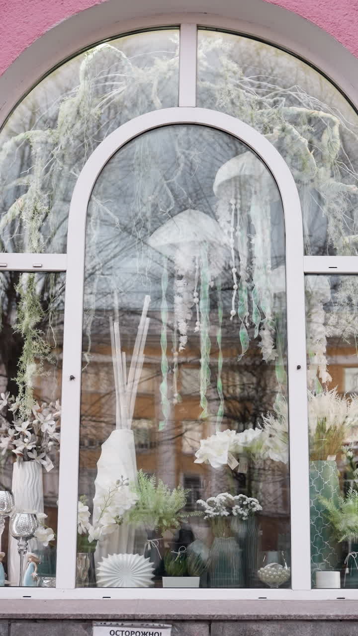 крупный вид розового дома с арочным окном с декоративным дисплеем