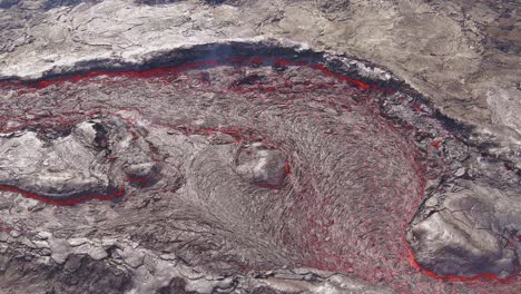 hermosa toma aérea abstracta de ríos de lava que fluyen cerca de la erupción explosiva volcánica del volcán fagradalsfjall en islandia
