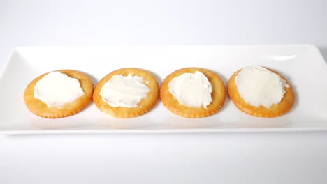 round crackers with cream cheese