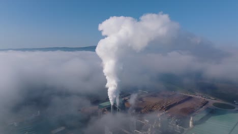 concepto de contaminación del aire - la chimenea de la fábrica emite humo en el aire