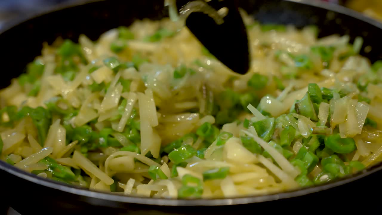 얇게 썬 녹색 콩의 총을 닫고