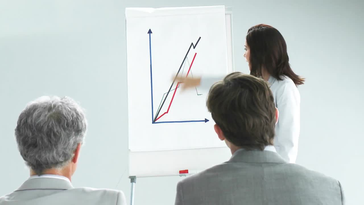 mujer de negocios que presenta estadísticas bonitas