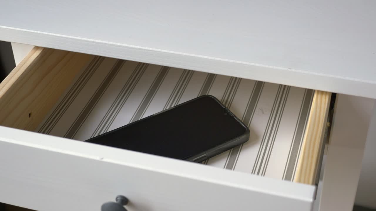 Hvit skuff med telefon inni