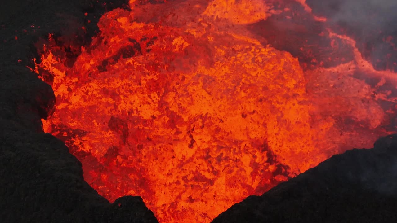 Vista aerea ravvicinata dell'eruzione vulcanica a Litli-Hrutur, Islanda, con lava e fumo in uscita