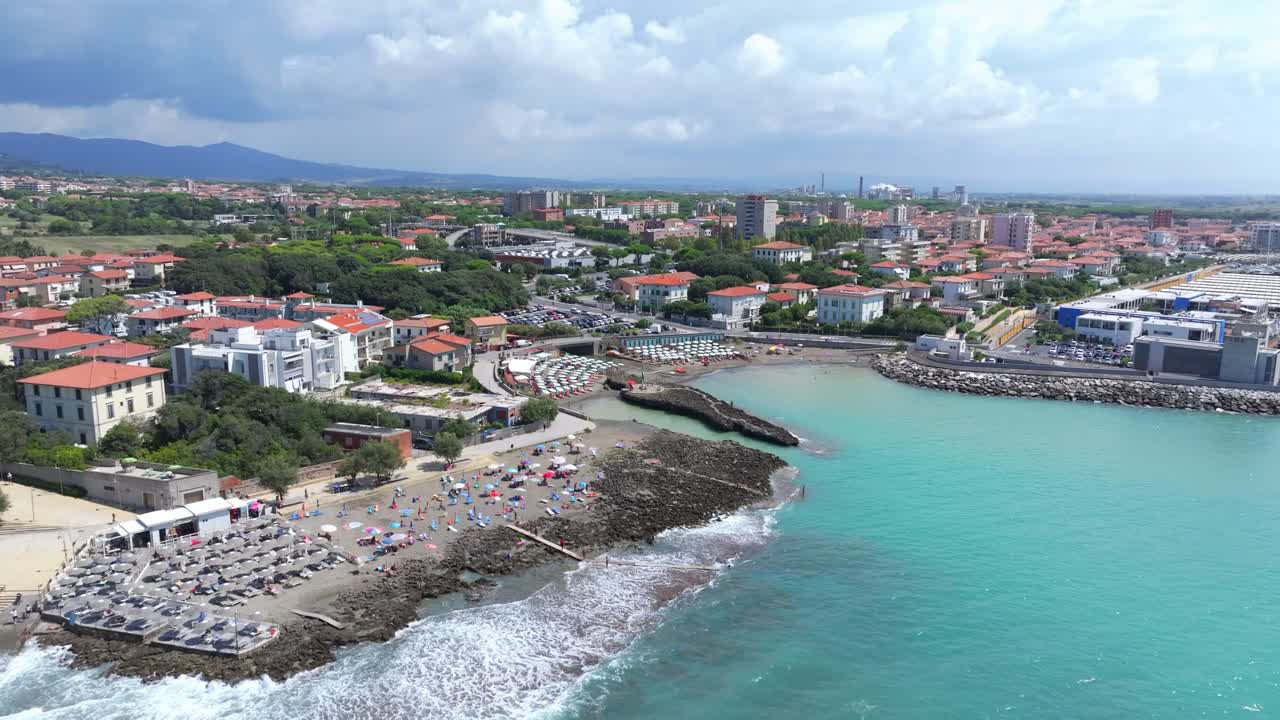 Castiglioncello, Italia, armoniosa fusione di aspra bellezza naturale e classico fascino mediterraneo, Perla del Tirreno, cittadina costiera toscana.