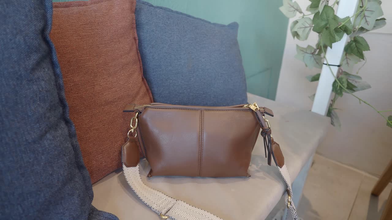 Borsa su una panchina con cuscini