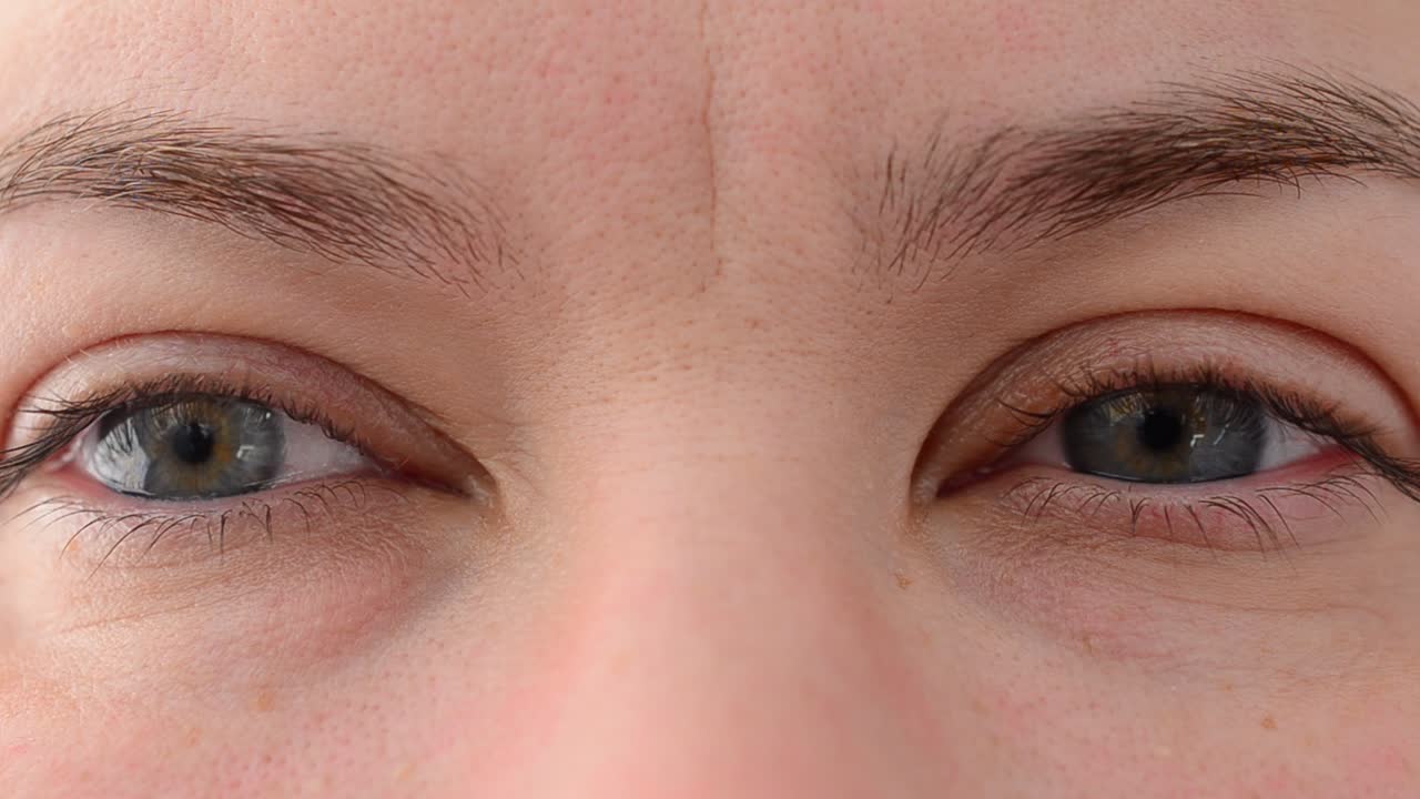 Sguardo di occhi femminili. Scatto di occhi femminili