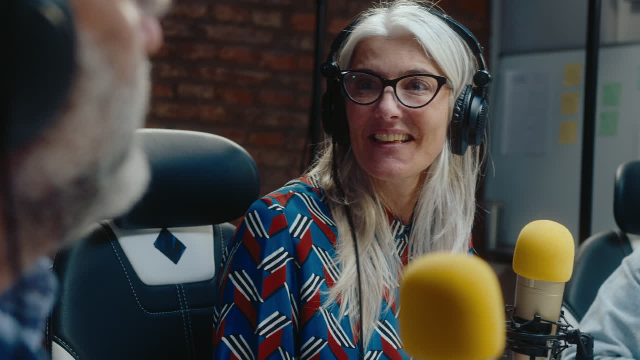 entrevista de podcast en el estudio