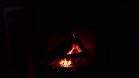 Glühende-Holzfeuerflammen-Auf-Einem-Kamin