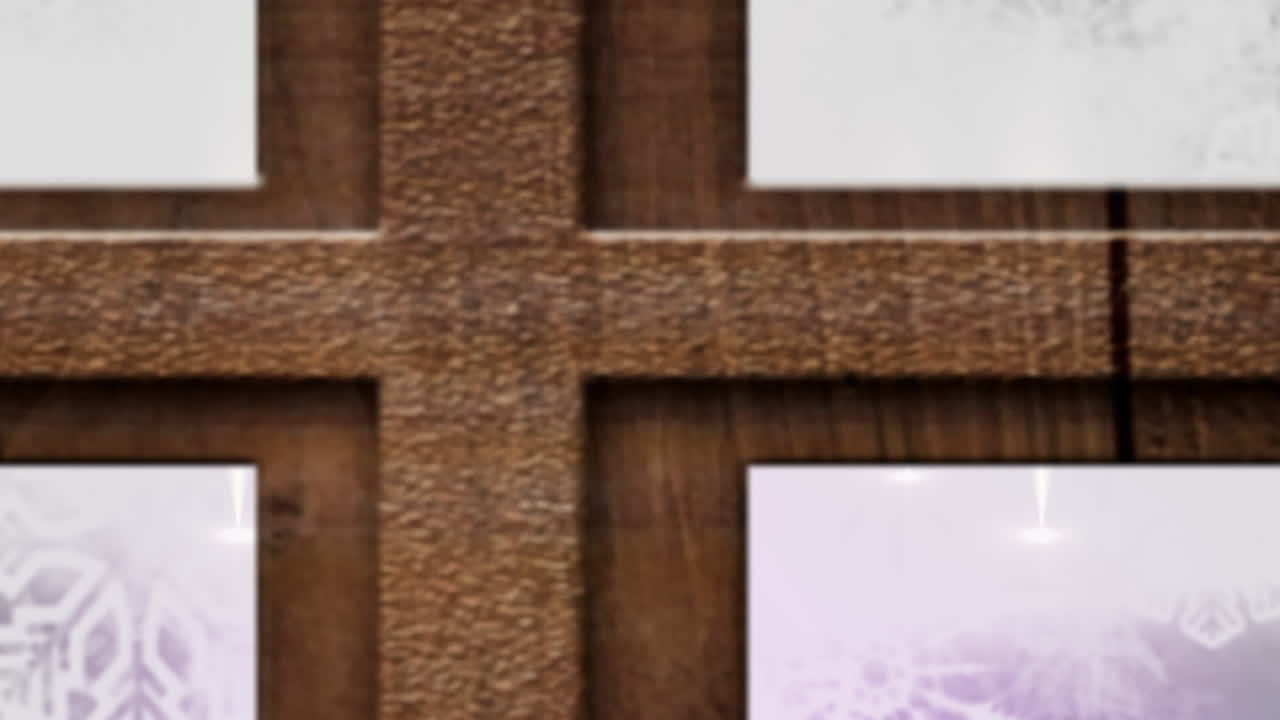 크리스마스 트리 와 보라색 배경 에 있는 스포트 라이트 에 반대 하는 나무 창 프레임