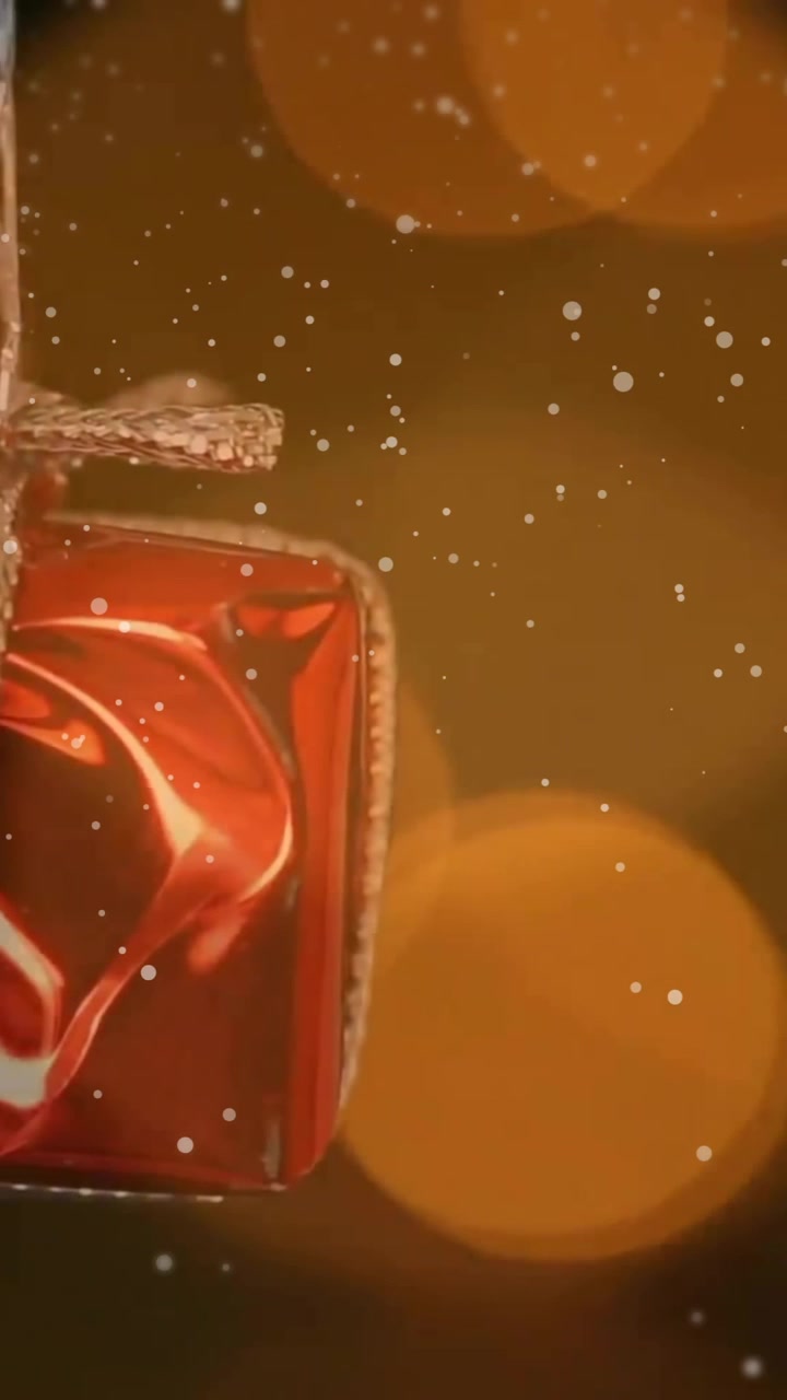 Animazione di fiocchi di neve che cadono su candele e decorazioni natalizie.