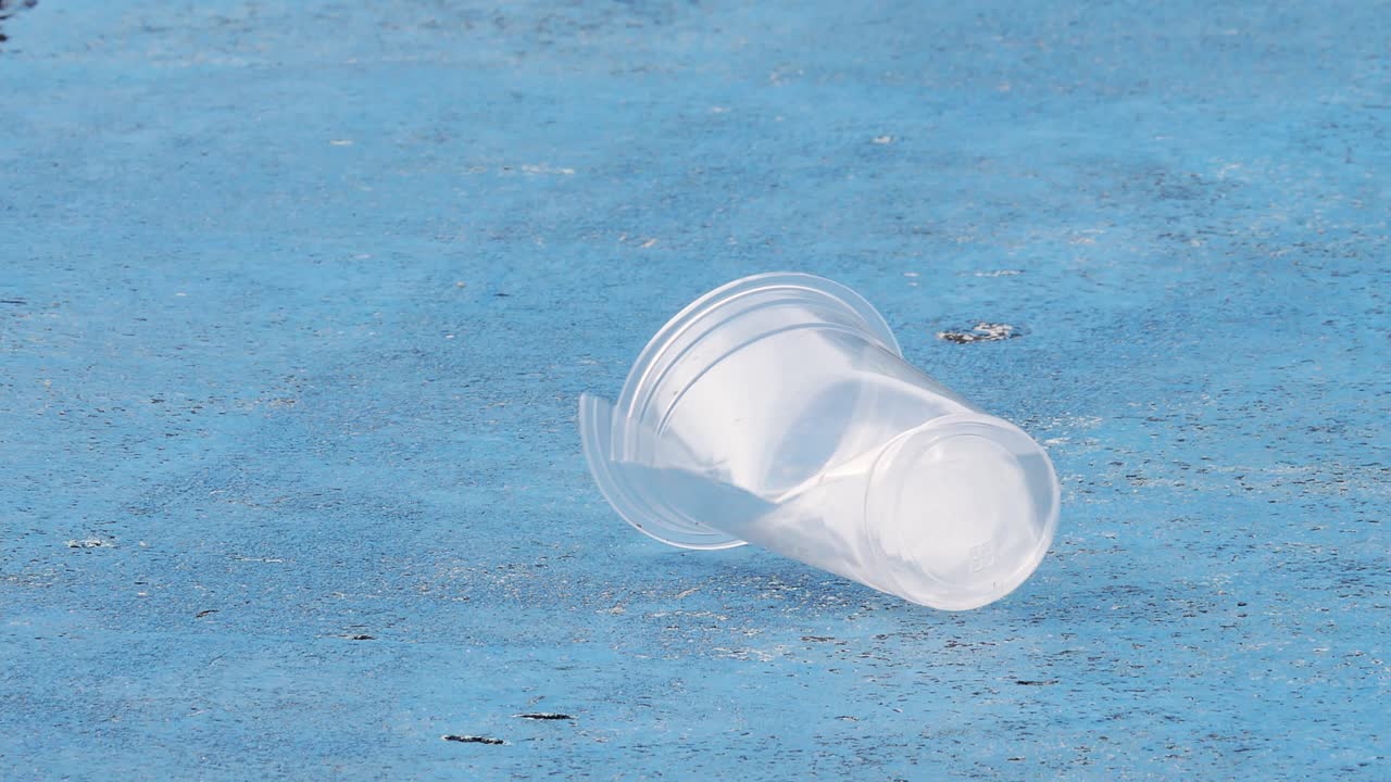 플라스틱 유리 폐기물의 세부 사항은 지구 온난화 문제를 만듭니다.