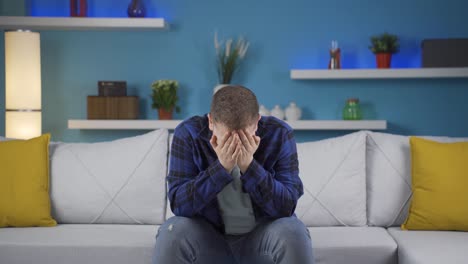 el hombre triste está llorando.