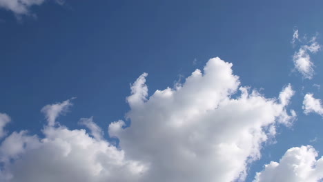 cielo azul con nubes blancas
