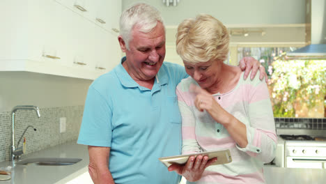 pareja de ancianos que usan tablets