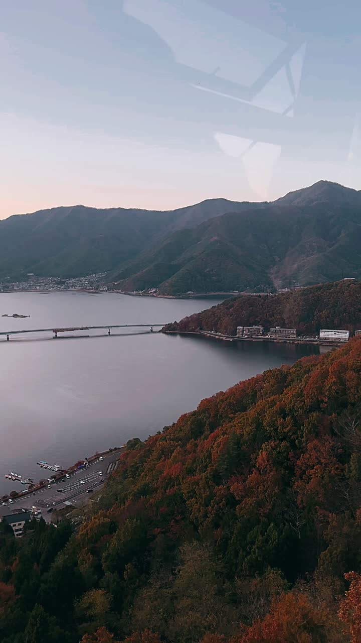 산과 다리가 있는 일본 호수의 가을 풍경