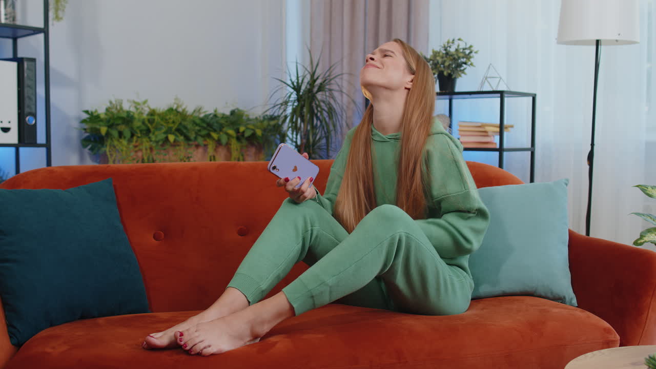 스마트폰을 사용하는 십대 소녀의 초상화 나쁜 소식, 재산 손실, 실패, 복권 결과에 놀랐습니다.