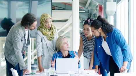 Kreative-Arbeiten-In-Einem-Modernen-Büro