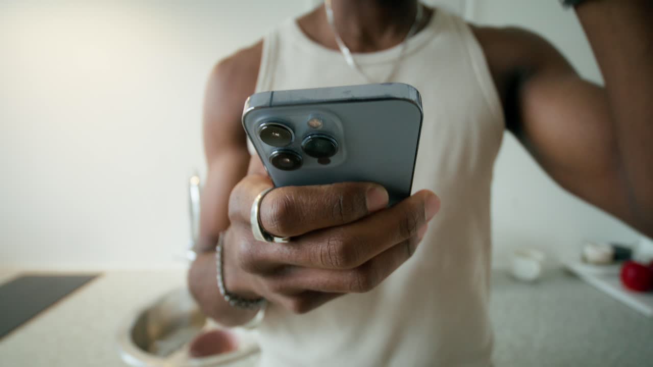 hombre usando un teléfono inteligente