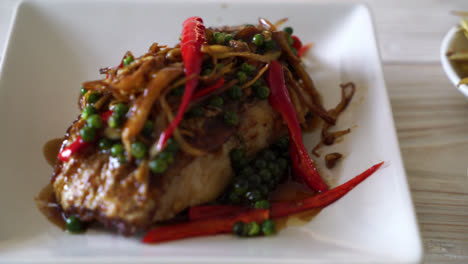 salteado picante y hierbas con filete de mero