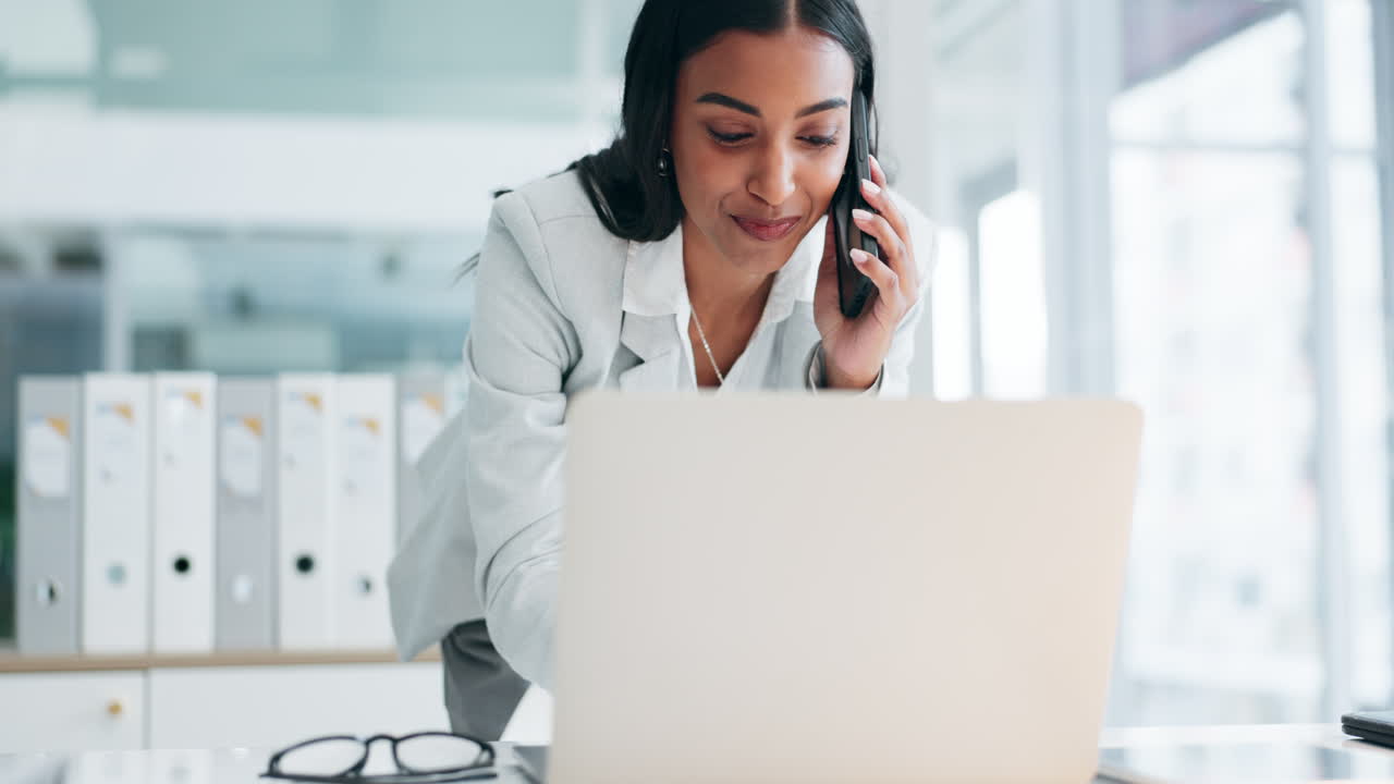 llamada telefónica, portátil y negocios mujer india