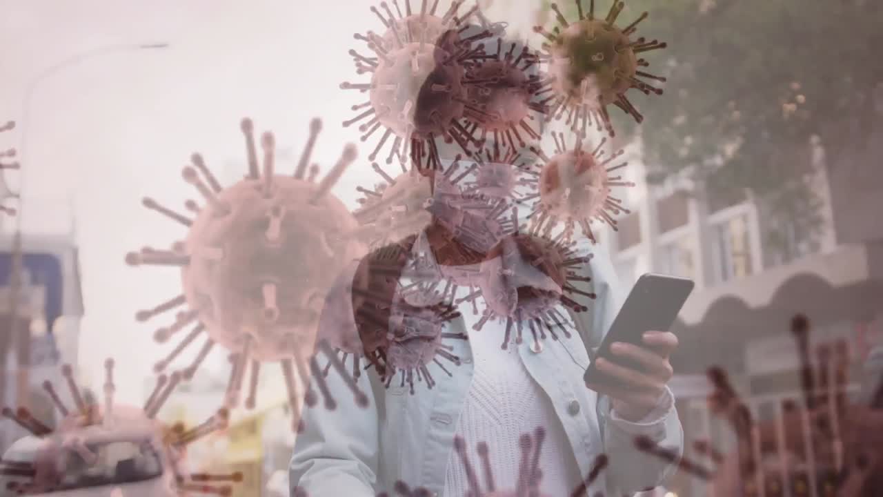 animación de células de covid-19 que se mueven sobre una mujer con máscara facial