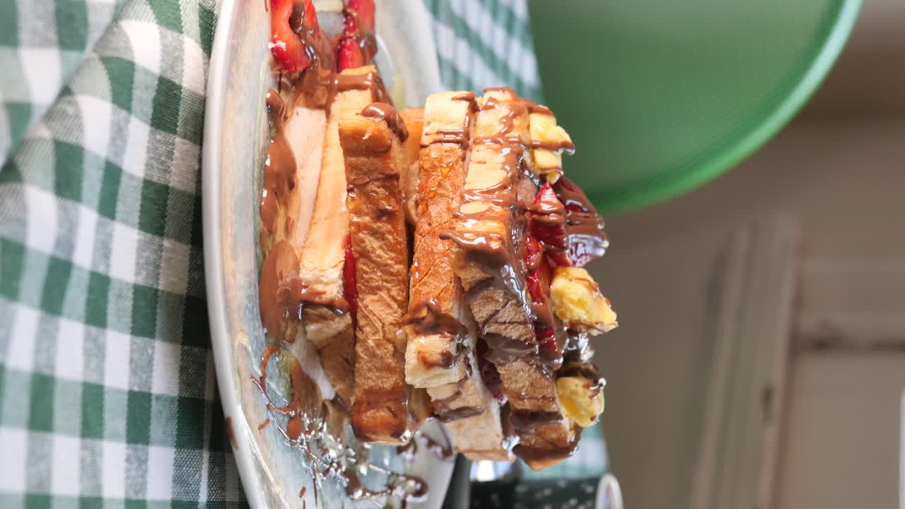 French Toast con fragole ricoperte di cioccolato