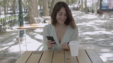 mujer latina que realiza operaciones bancarias en línea a través de un teléfono inteligente