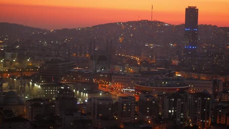 horizonte de la ciudad al atardecer